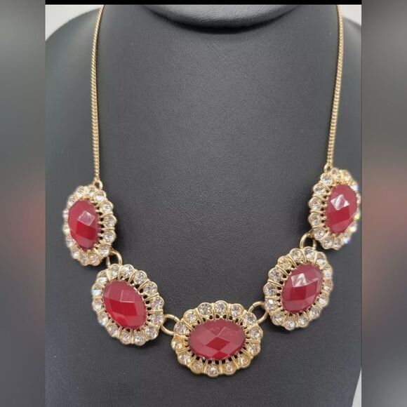 Signed Avon Faux Ruby Red Faceted & Rhinestone Gold Tone Necklace Stunning - Picture 1 of 12
